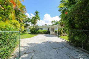 2 minute walk to Beach & Pool - Casual 2-Bed House home by Bluescape